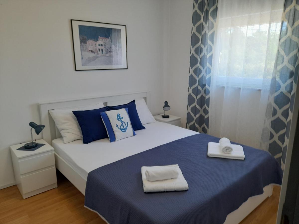 Apartman Prvi Red Do Mora Sveti Filip i Jakov Exterior photo